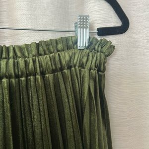 Urban Research moss green pleated skirt, L